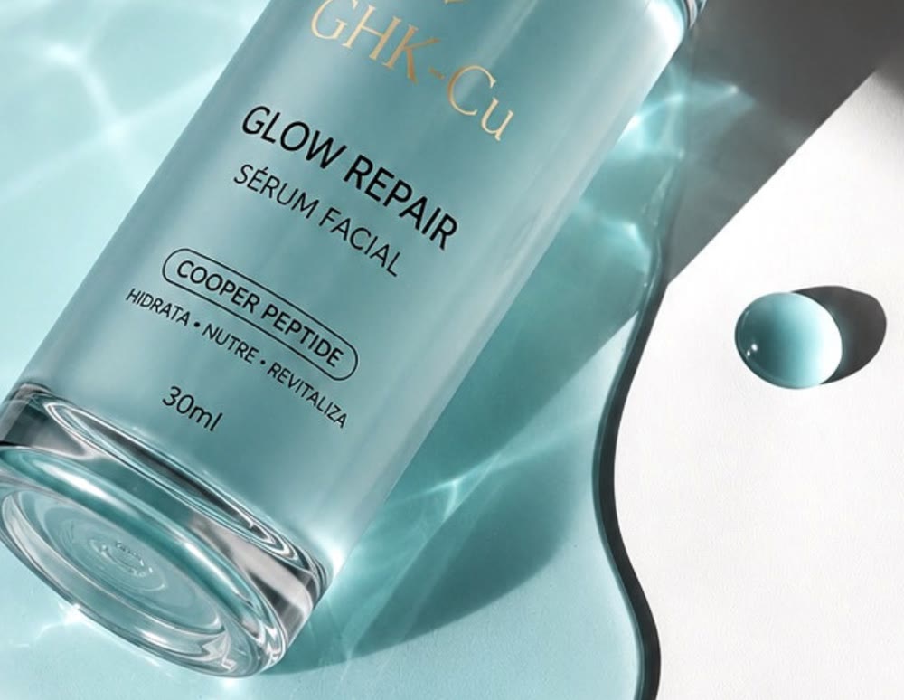 Frasco Glow Repair sobre superfície com água